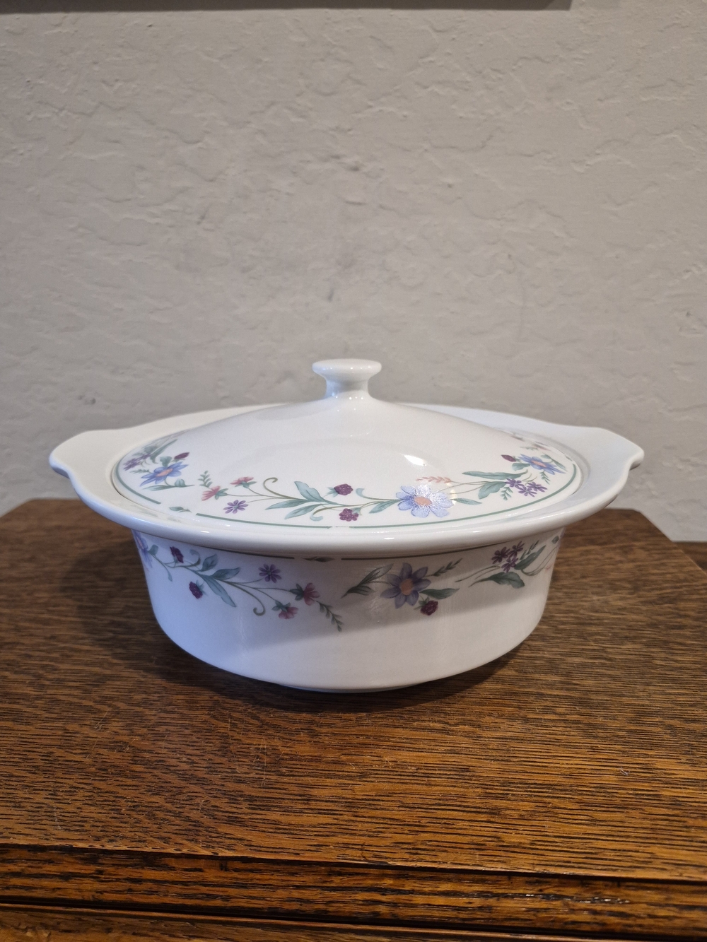 Oneida Ava Round Covered Vegetable Serving Bowl